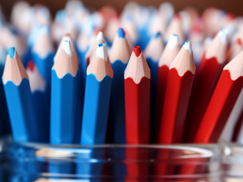 plusieurs stylos blancs, rouges et bleus dans un porte-crayon